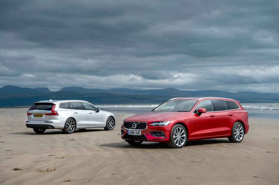 Volvo V60 D4 Momemtum 2018 года  (UK) (фото 18 из 40)